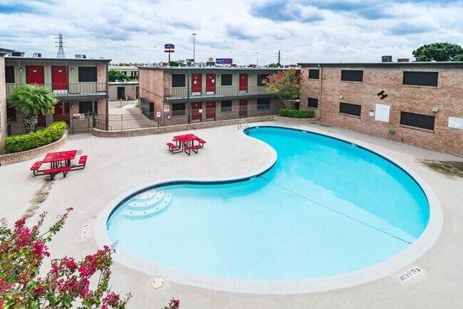 Photo - 6945 I-10 Unidad c2