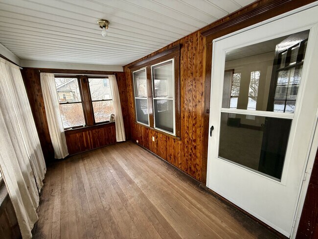 Photo - 835 Inman St