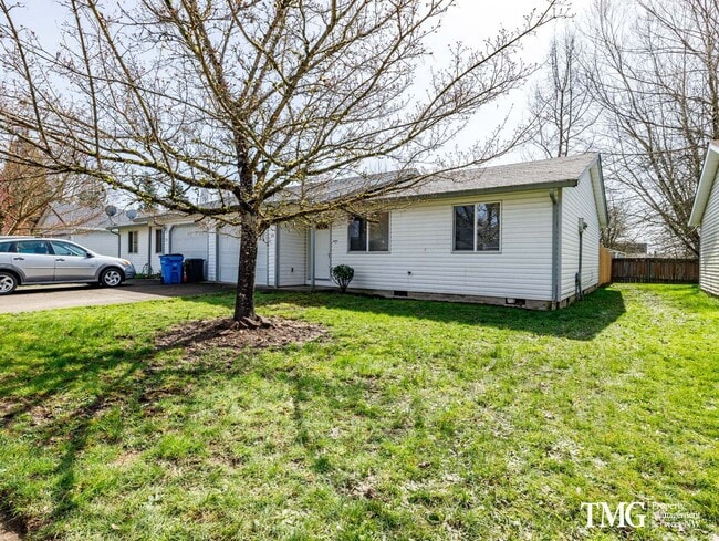 Building Photo - Don’t miss out on this spacious 2-bedroom duplex with premier outdoor space!