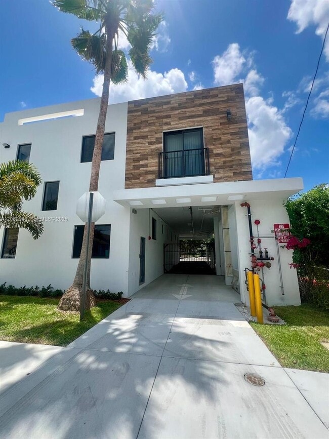 Building Photo - 1860 NW 19th St Unit 102