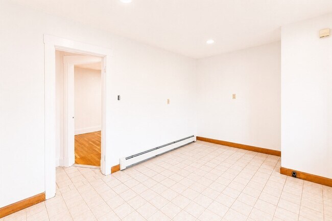 Building Photo - 53 Sycamore St Unit 2