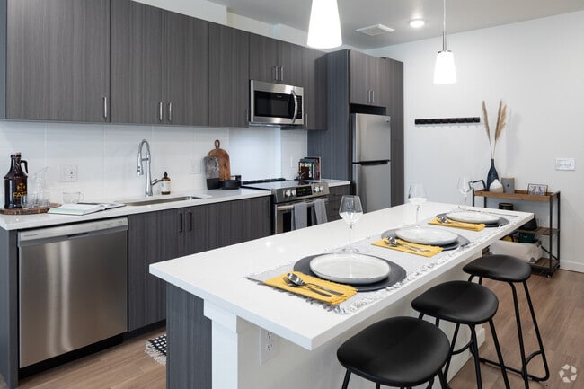 1BR, 1BA - 671SF