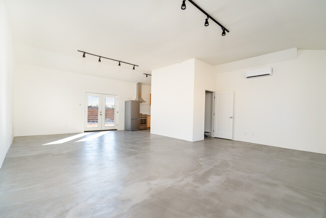 Building Photo - 2200 W Alameda St Unit Guest #4 Rental