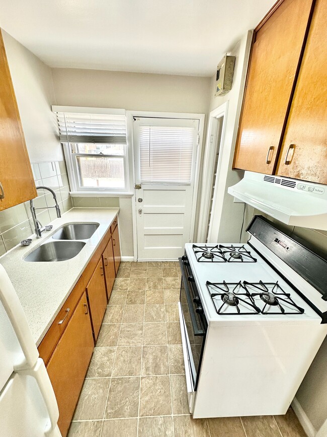 1358 - Cottages on Vance