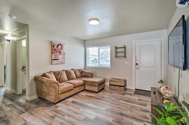 Building Photo - 1110 W Woodland Lake Rd Unit A Rental