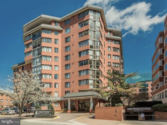 Building Photo - 1001 N Vermont St Unit 604