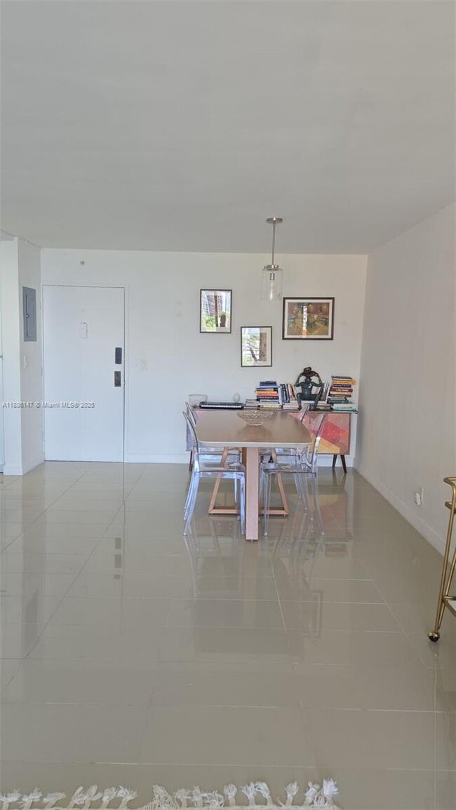 Photo - 200 SE 15th Rd Unidad 8J