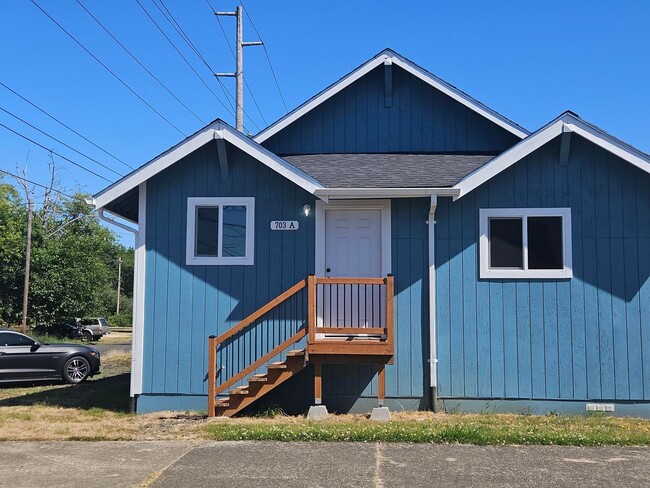 Building Photo - 703 Unit #A Rental