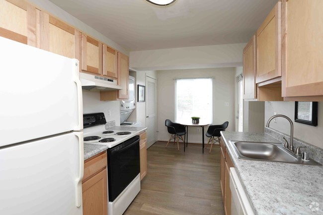 1BR, 1BA - 745 SF