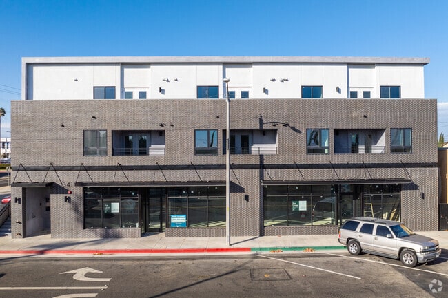 1341 W Gardena Blvd