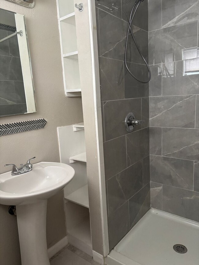 Photo - 4/2 on Washington St in Sherman!