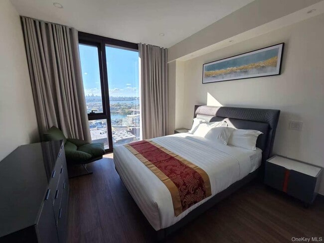 Photo - 36-21 Prince St