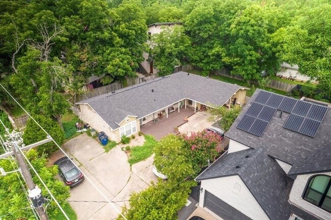 Photo - Rare 2 bed with large back yard next to Zilker Park.