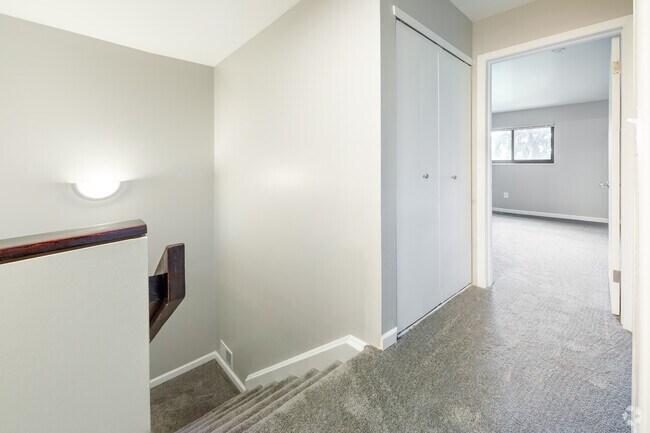 3 BR, 1.5 BA - Townhouse, 1010 SF