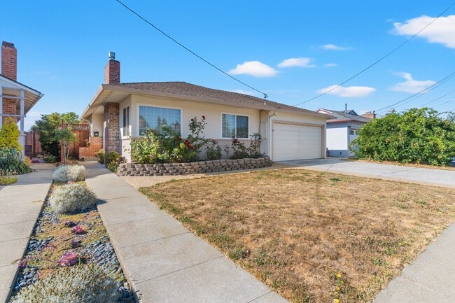 Building Photo - Charming Castro Valley Home: Spacious Livi...