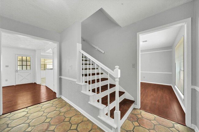 Gran iluminación natural y empotrada. - 5703 Green Timbers Dr