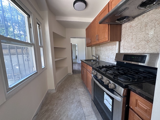 Building Photo - 2332 Aqueduct Ave Rental
