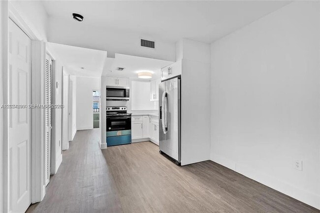 Building Photo - 1351 SW 4th St Unit 8