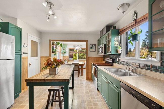 Photo - 1331 Rainier Ave