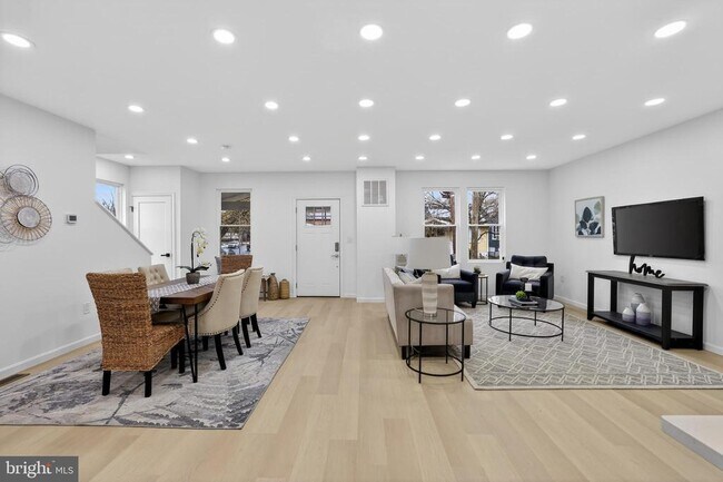 Photo - 2932 Yost Pl NE