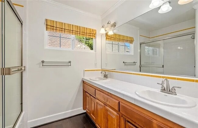 Photo - 720 Islay St