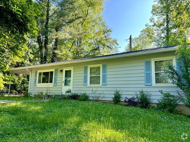 Building Photo - 3 Bedroom home for rent in Hendersonville!