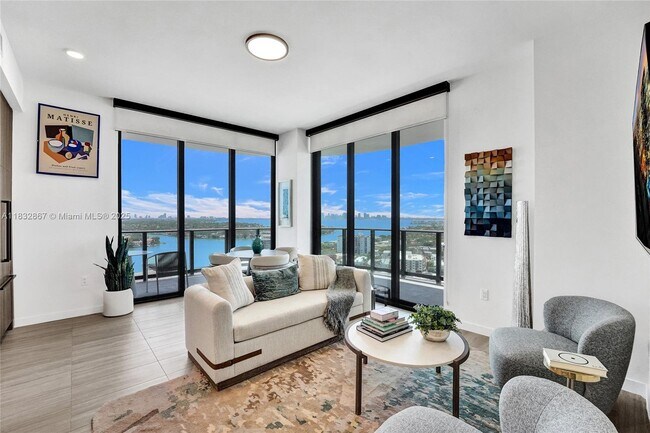 Photo - 580-572 72nd St Unidad 2010