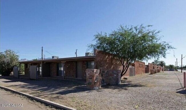 Building Photo - 425 E Delano St