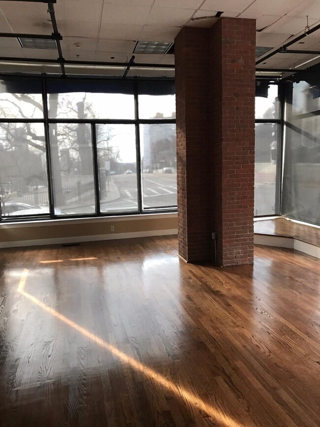 Building Photo - 23 Beacon St Unit 1 Rental