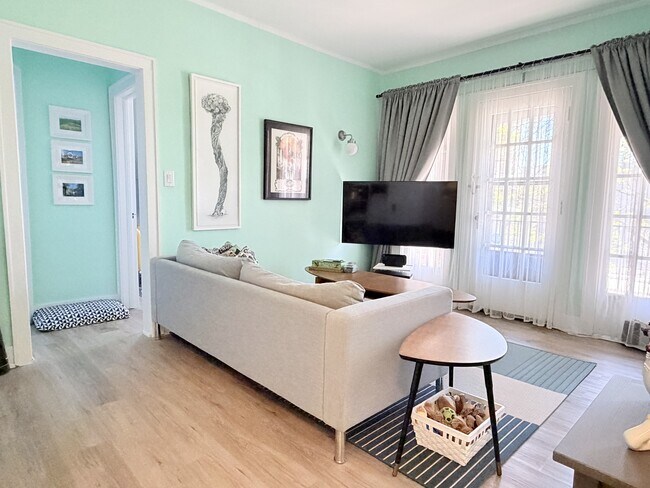 Building Photo - 36 Hanna St W Unit 1