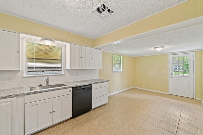 Photo - 821 Miller St