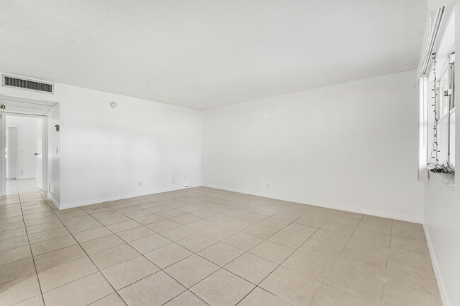 Photo - 541 Saxony Dr