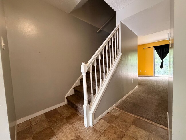 Building Photo - Great 3 bed 2.5 Bath on South Side of Bloomington!