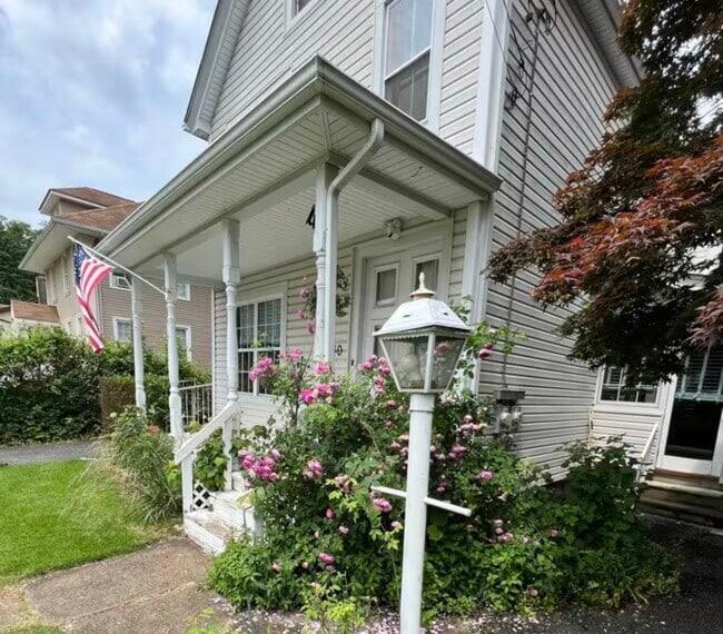 Building Photo - 42 Oak St Unit 1br  2