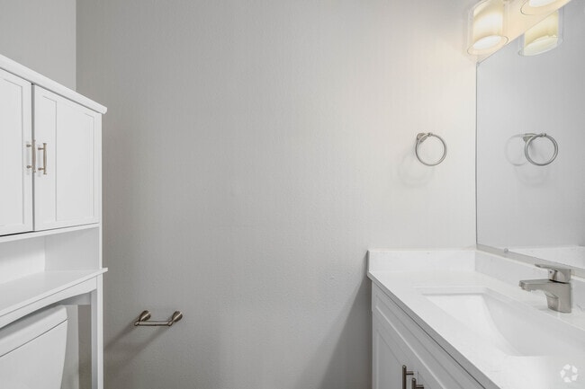 1BR, 1.5BA - 980SF - Bathroom