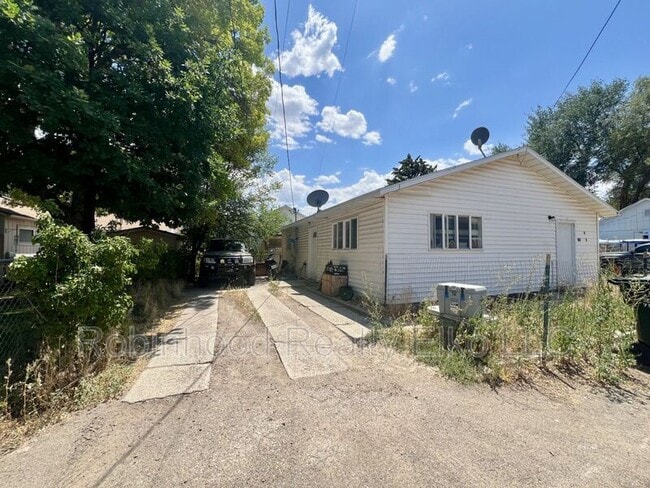 Building Photo - 741 Elm St Rental