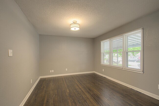 Photo - 10806 Bennington Ave