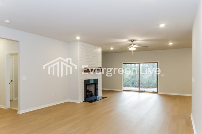 Photo - 300 Pond Spg Dr