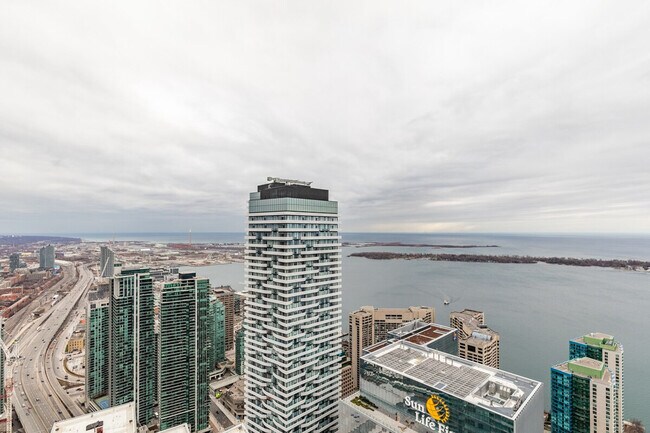 Photo - 7 Grand Trunk Crescent Unit ID1345958P