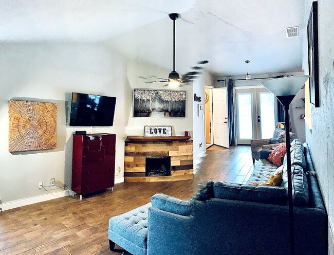 Photo - 1614 Collin Dr