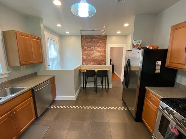 Building Photo - 230 Ridge Ave Unit 230 Ridge Ave Apt 1