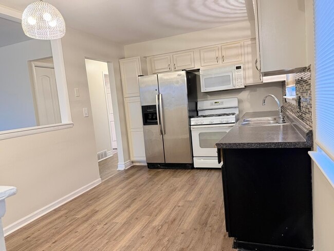 Photo - 17422 Keppen Ave