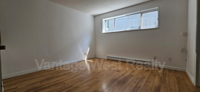 Photo - 1480 Leaside Ave