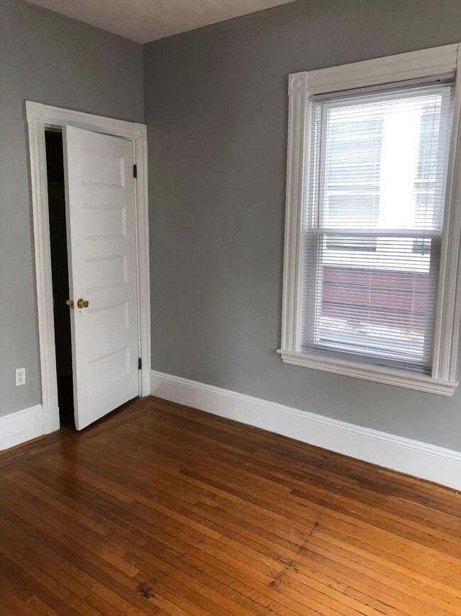 Photo - 4Br/2Bth, Great location, close to Wentwoth, Orange Line, Laundry in UNIT!