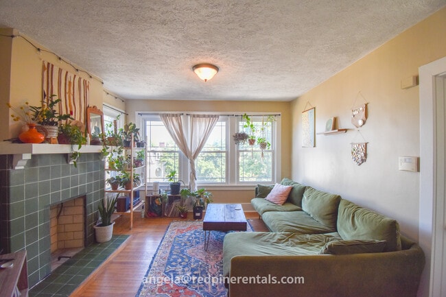 Building Photo - 5930 Elwood St Unit 3