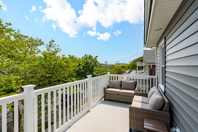 PRIVATE BALCONY - 227 16th Ave Unit B