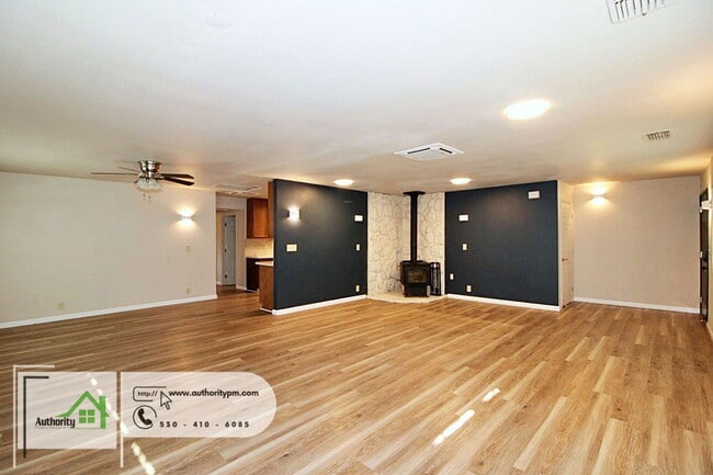 Photo - 310 Woodhill Dr