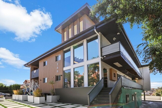 Building Photo - New Two Bedroom with Washer & Dryer | Down... Unit 02