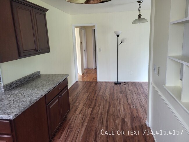 Photo - 2863 Marshall St