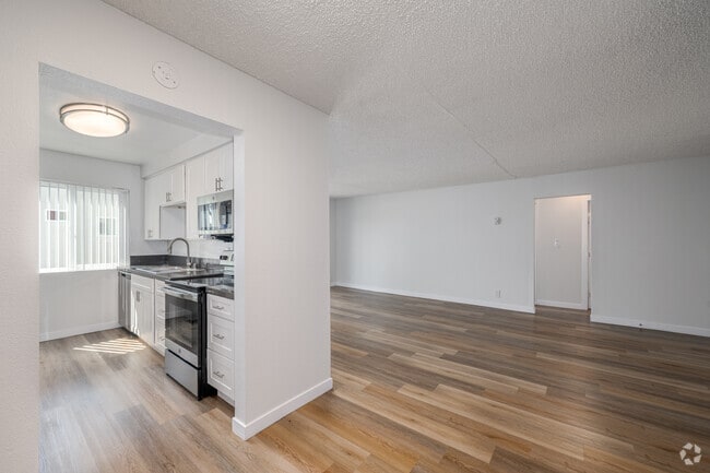 1BR, 1BA - 695SF - Dining Room/Kitchen - Citrus Gardens